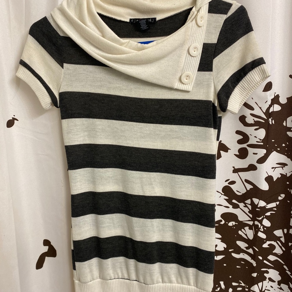 🛍 Cute Button Sweater